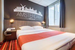 Een bureau, een strijkplank/strijkijzer, gratis babybedden, gratis wifi