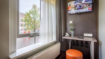 Standard Double Room, Canal View | Room amenity