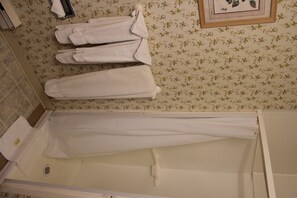 ห้องสแตนดาร์ด, เตียงควีนไซส์ 1 เตียง | ห้องน้ำ | ผ้าเช็ดตัว