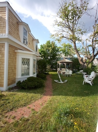 Exterior. Sea Breeze Inn