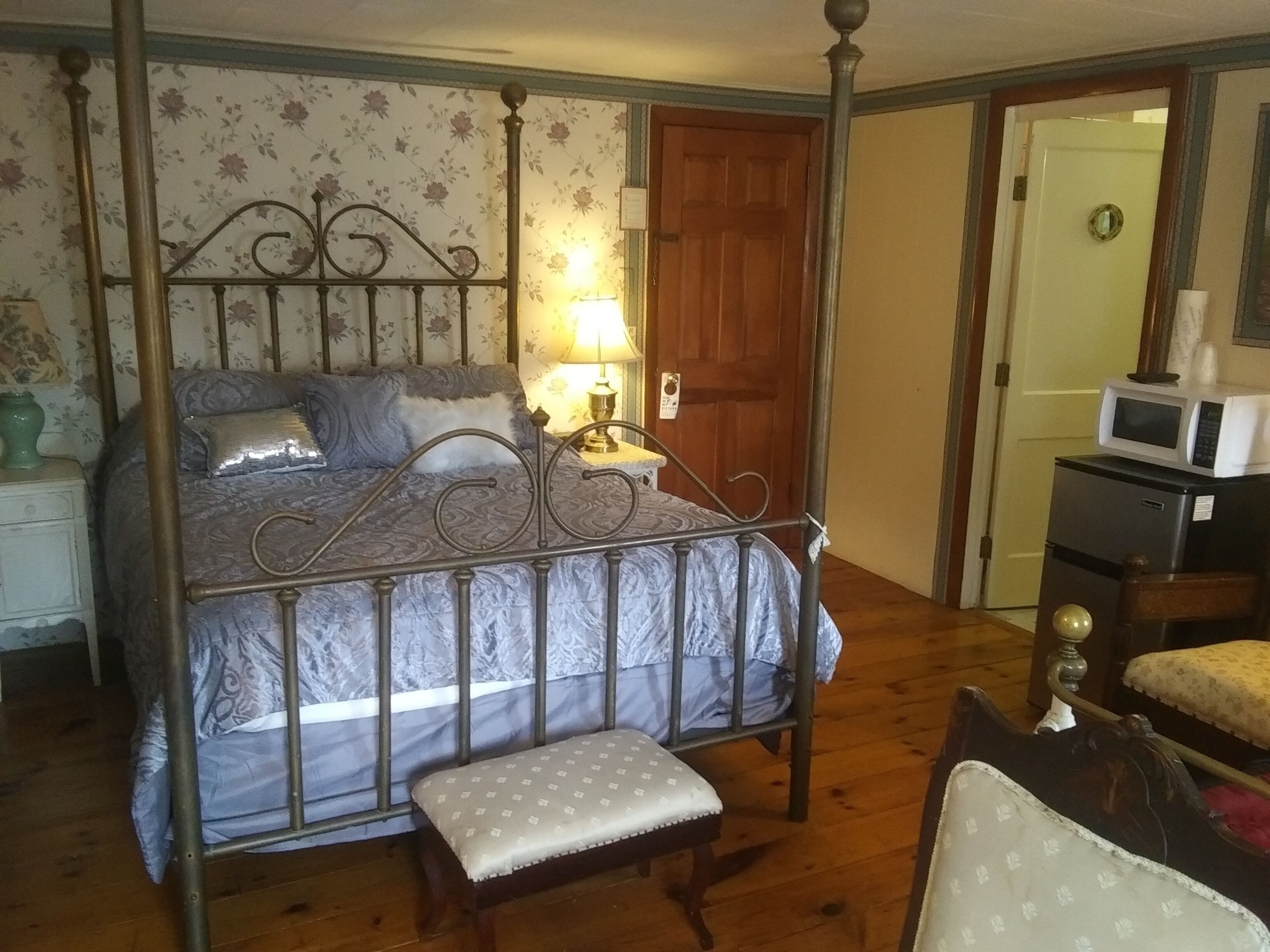 Family Room | Iron/ironing board, free WiFi, bed sheets