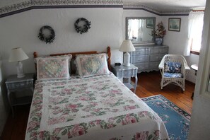 Deluxe Room, 1 Queen Bed | Iron/ironing board, free WiFi, bed sheets - Sea Breeze Inn (Hyannis)