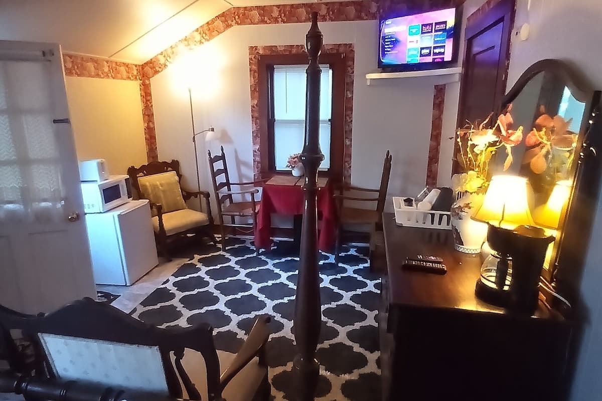 Iron/ironing board, free WiFi, bed sheets