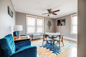 Master Suite, 1 King Bed with Sofa bed, Mountain View | Dining room