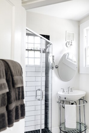 Deluxe Room | Bathroom | Designer toiletries, hair dryer, bathrobes, towels - Princess Anne Boutique Hotel (Asheville)