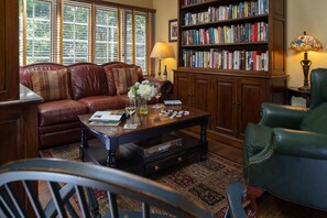 Lobby sitting area - The Yellow House on Plott Creek Road (Waynesville)