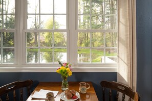 The Cottage Suite | Individually furnished, soundproofing, iron/ironing board, free WiFi - The Yellow House on Plott Creek Road (Waynesville)