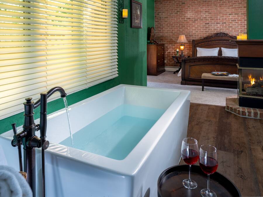 Carriage House Suite | Individually furnished, soundproofing, iron/ironing board, free WiFi