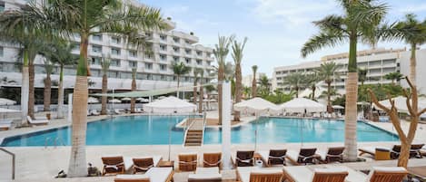 Piscine extérieure, parasols de plage, chaises longues
