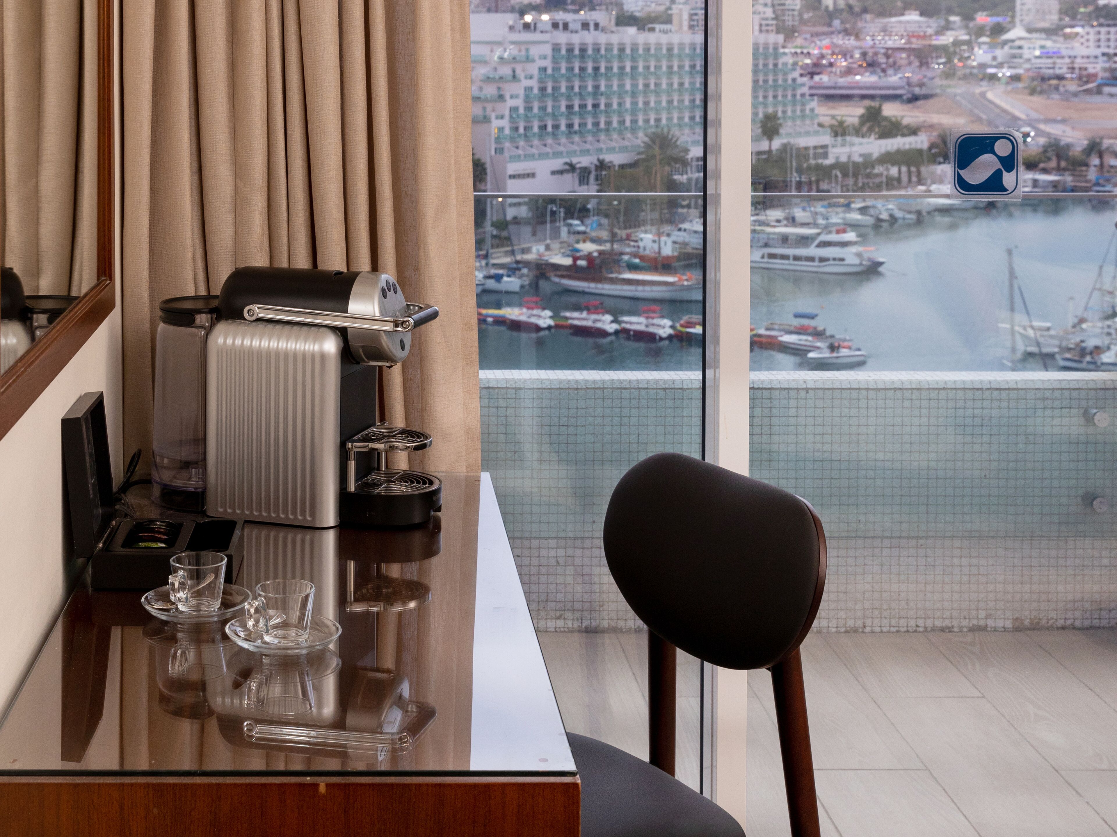 room, pool view (garden) | minibar, in-room safe, desk, blackout curtains