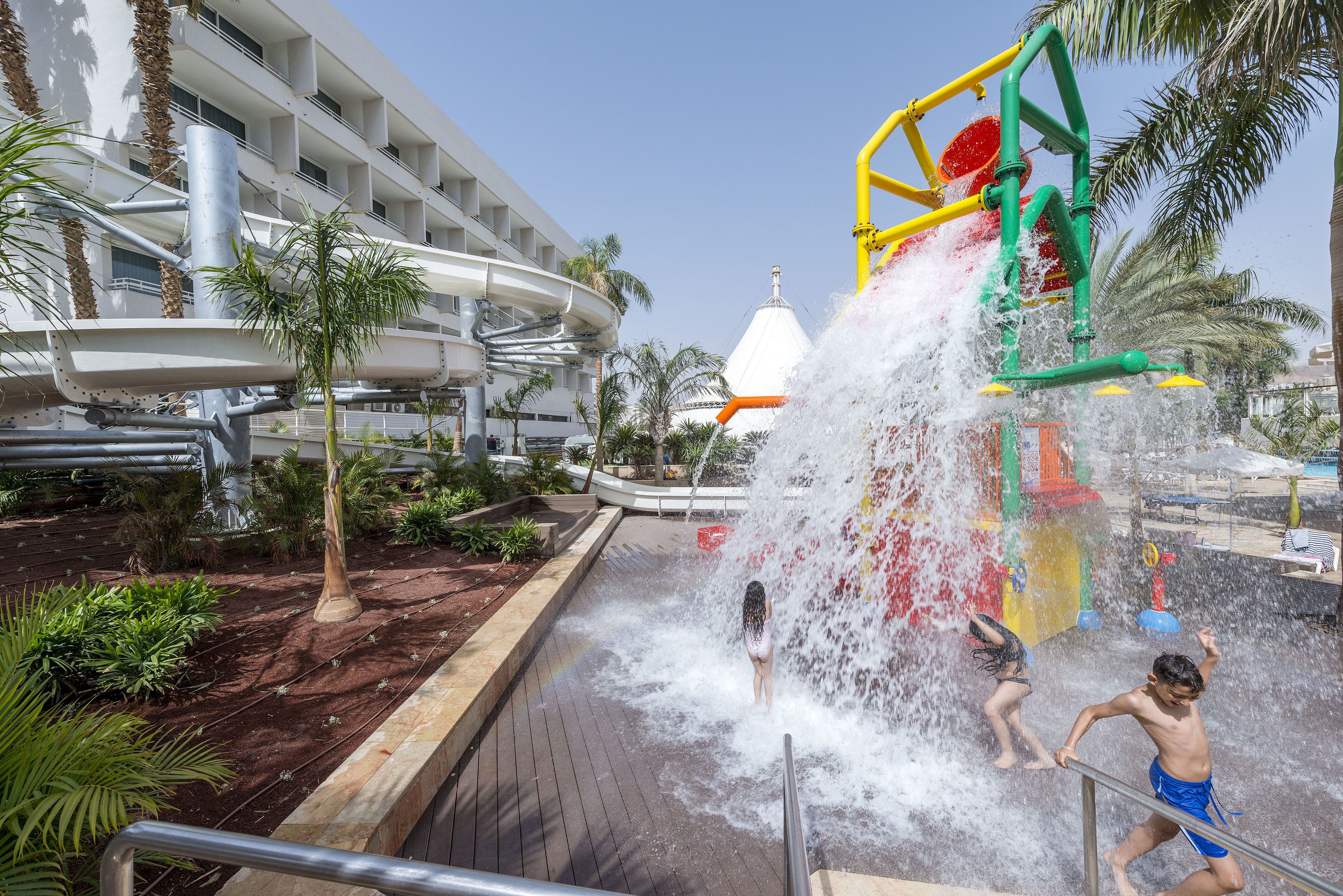 Een waterpark met een glijbaan en een zwembad.