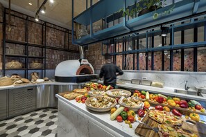 Petit déjeuner et dîner servis sur place