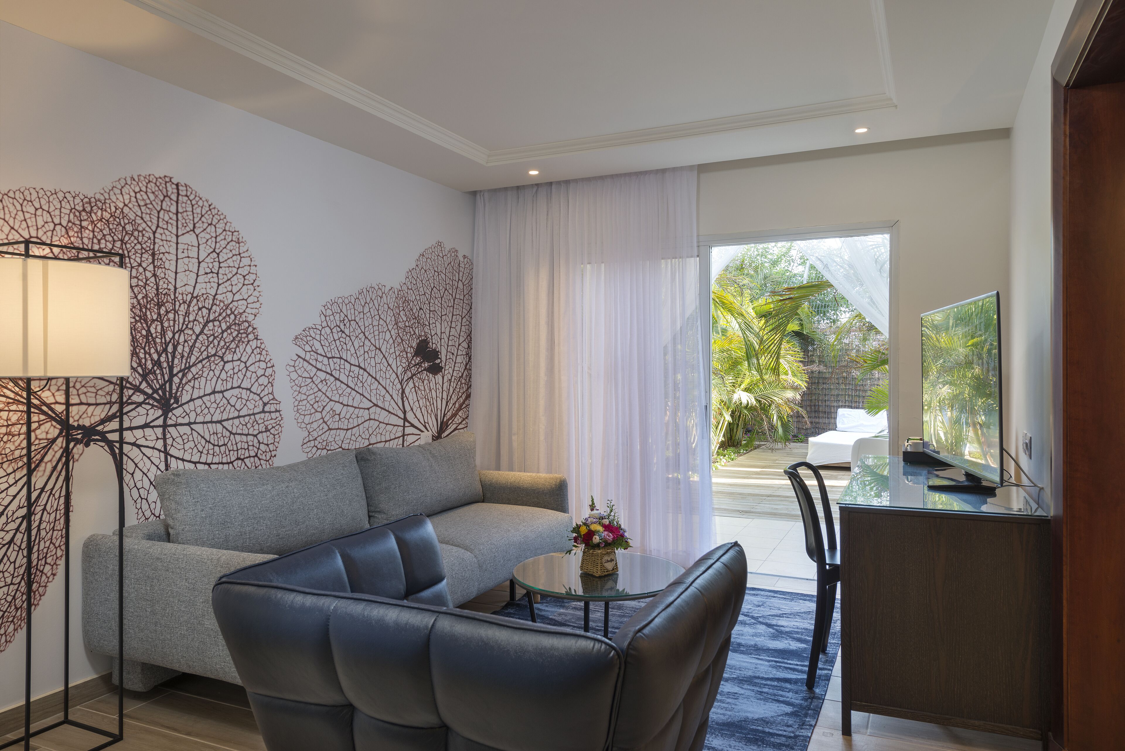 deluxe suite (garden) | living area | tv, pay films