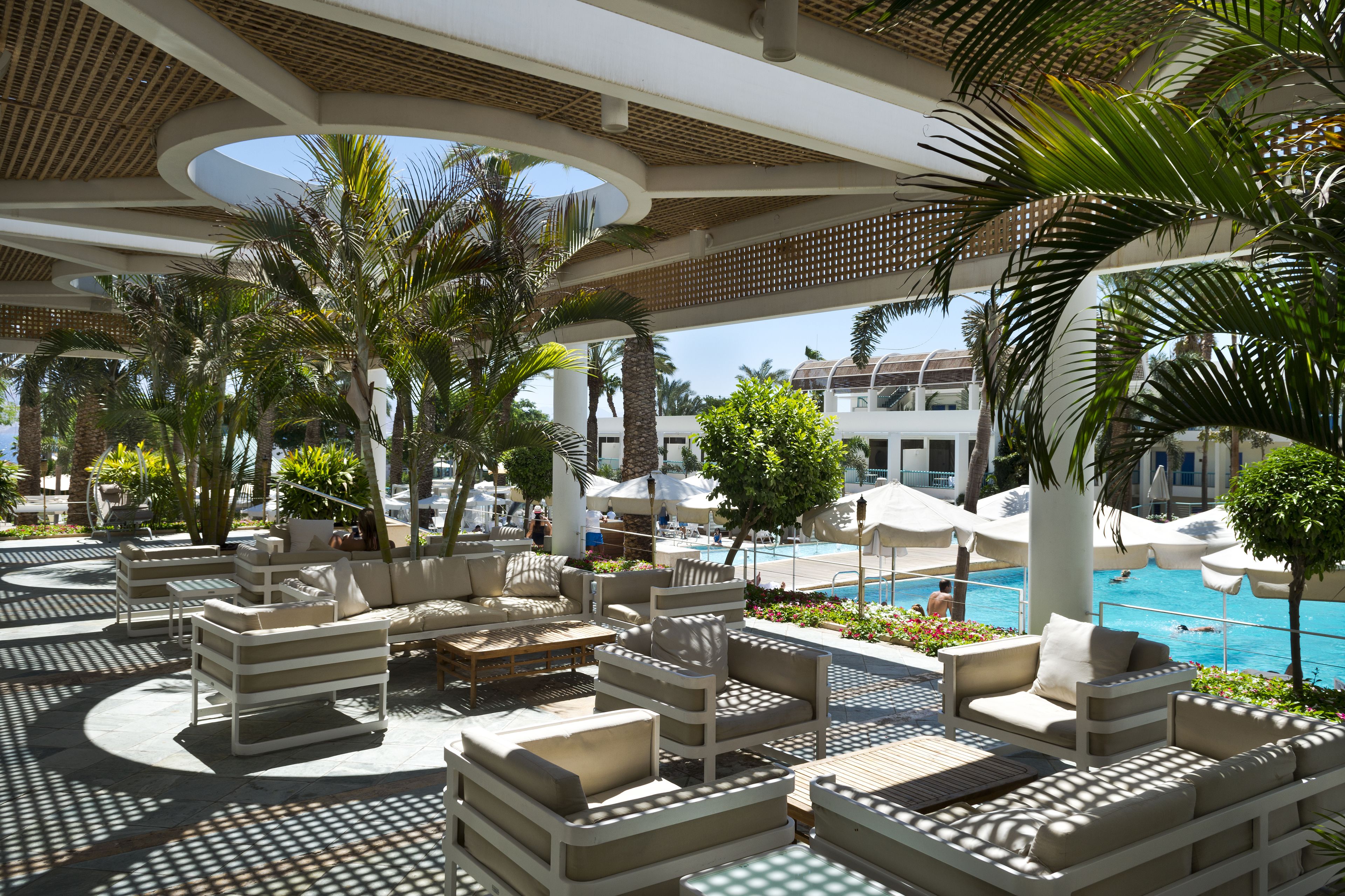 2 piscines extérieures, parasols de plage, chaises longues