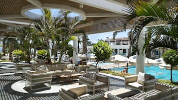 2 piscines extérieures, parasols de plage, chaises longues