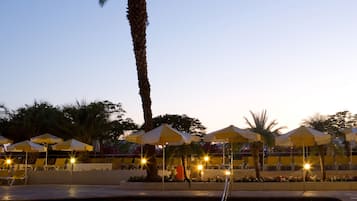 Piscine extérieure, parasols de plage, chaises longues