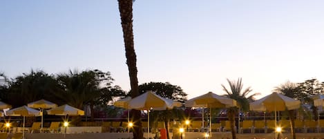 Outdoor pool, pool umbrellas, sun loungers