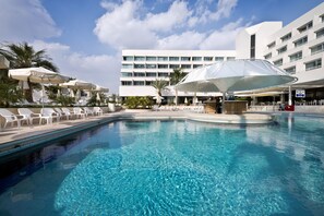 Outdoor pool, pool umbrellas, sun loungers