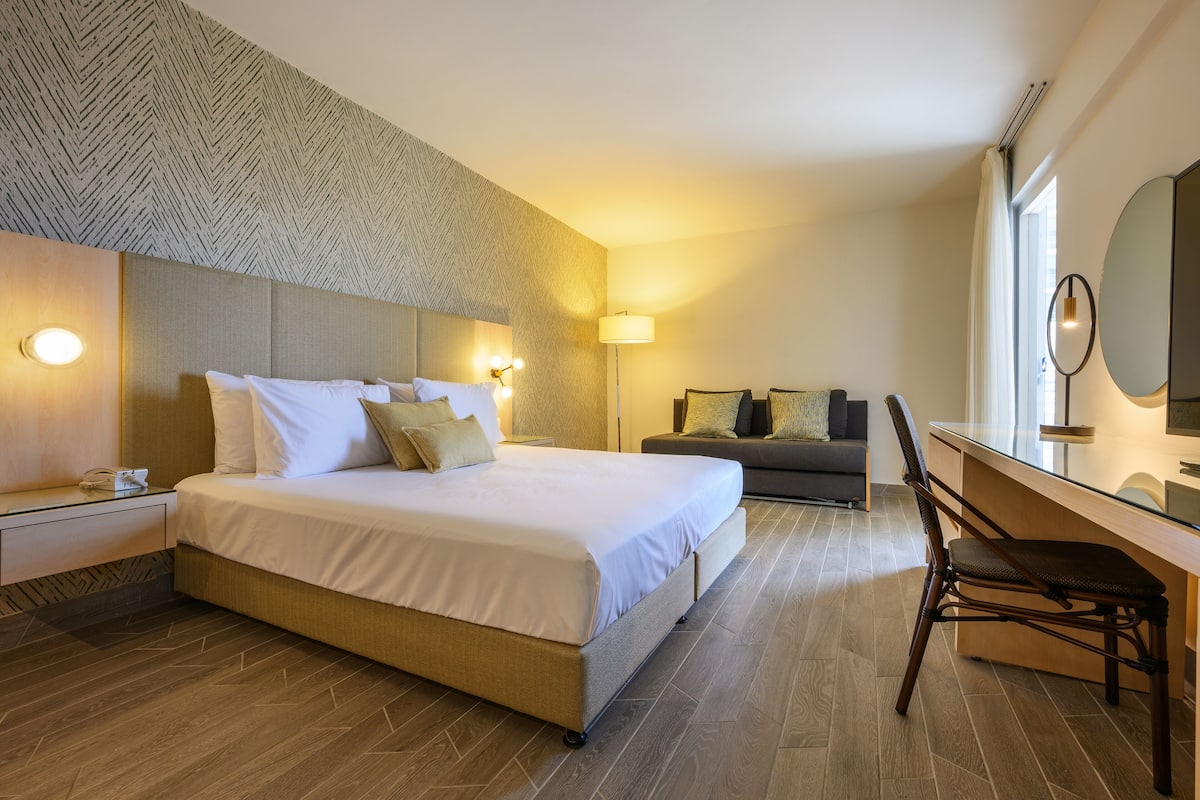 new pool view family room | living room | 32-inch tv with cable channels