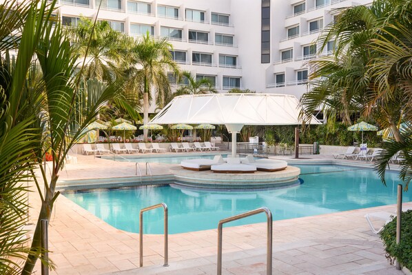 Outdoor pool, pool umbrellas, sun loungers