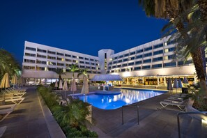 Outdoor pool, pool umbrellas, sun loungers - Lagoona by Isrotel Collection (Eilat)