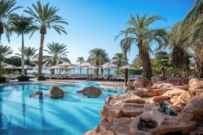 Outdoor pool, pool umbrellas, sun loungers - Royal Beach Eilat by Isrotel exclusive (Eilat)