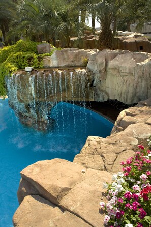 Outdoor pool, pool umbrellas, sun loungers - Royal Beach Eilat by Isrotel exclusive (Eilat)