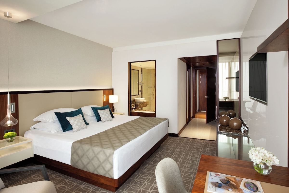 Suite Royal One-Bedroom | 미니바, 객실 내 금고, 책상, 암막 커튼