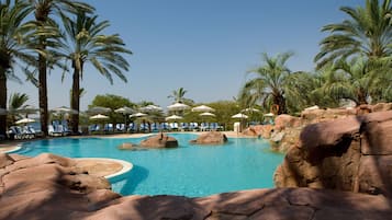 Piscine extérieure, parasols de plage, chaises longues