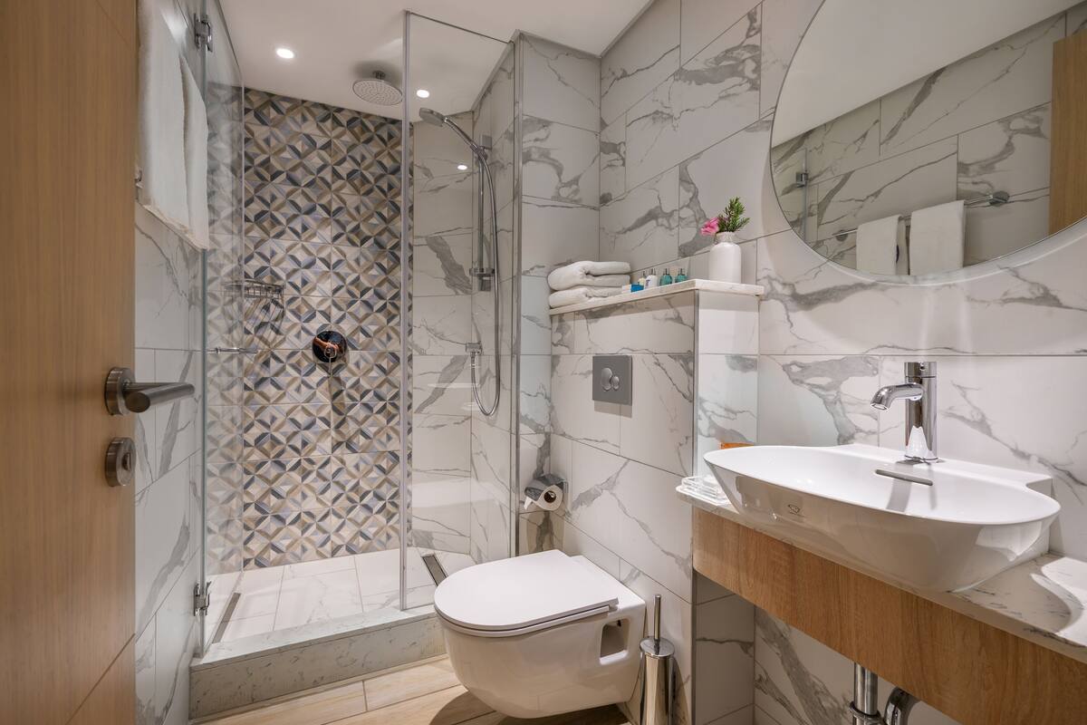 family suite, pool access | bathroom | free toiletries, towels