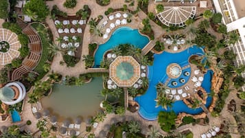 Piscine extérieure, chaises longues
