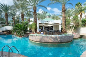 Outdoor pool, sun loungers - Royal Garden by Isrotel Collection (Eilat)