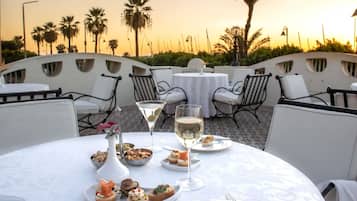 3 restaurants, serveren ontbijt