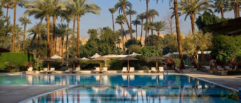 3 restaurantes, é servido café da manhã