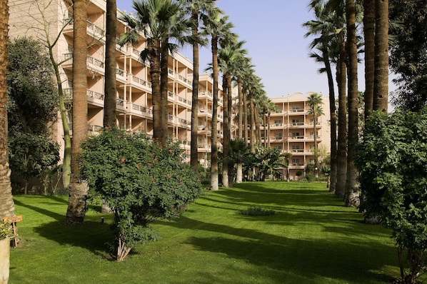 Habitación clásica, 1 cama King size, balcón, vista al jardín | Exterior