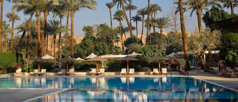 Piscine extérieure, parasols de plage