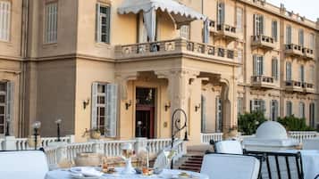 3 restaurants, breakfast served