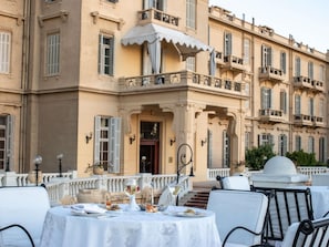 3 restaurants, breakfast served
