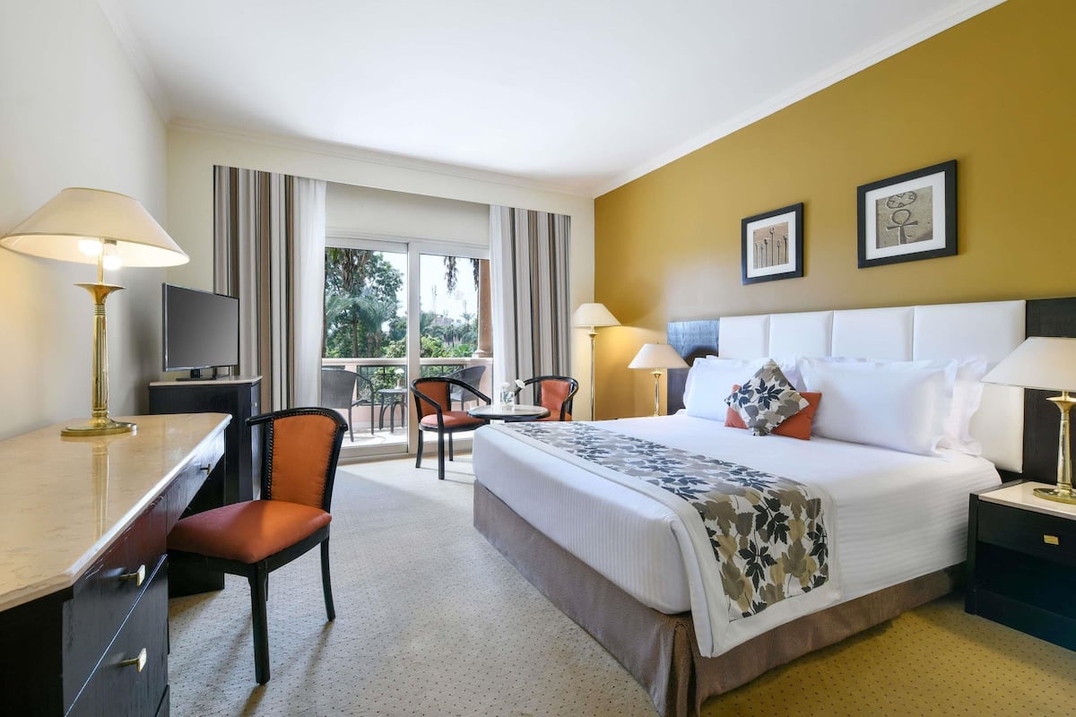 Classic Room, 1 King Bed, Balcony, Garden View