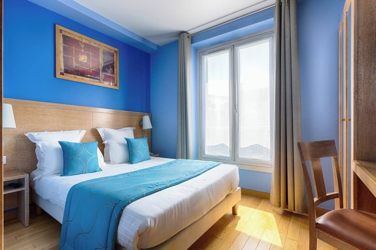 ميني بار وخزنة داخل الغرفة وبديكورات فريدة لكل غرفة وطراز فريد لكل وحدة