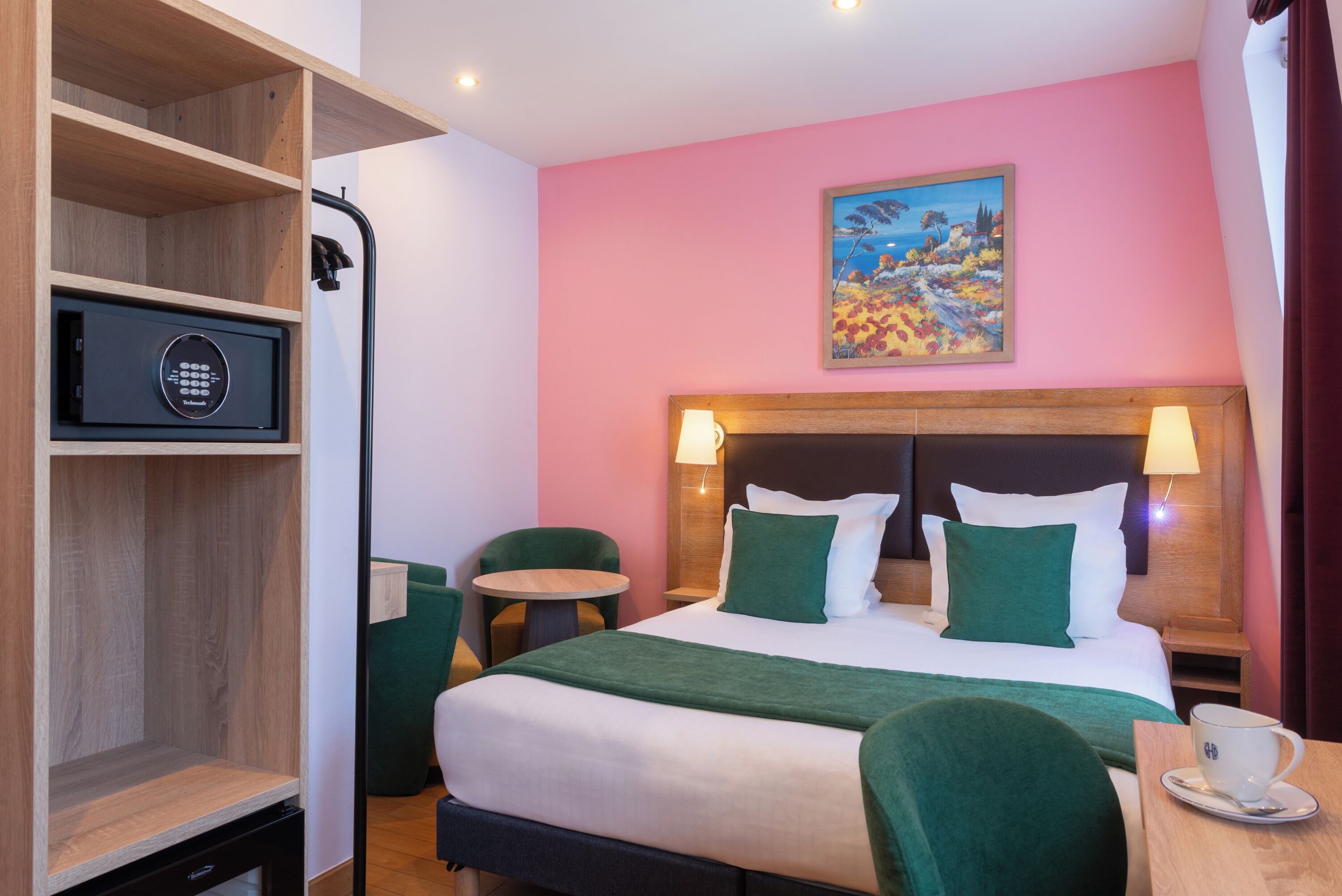 Habitación tradicional | Minibar, caja de seguridad en la habitación y decoración personalizada 