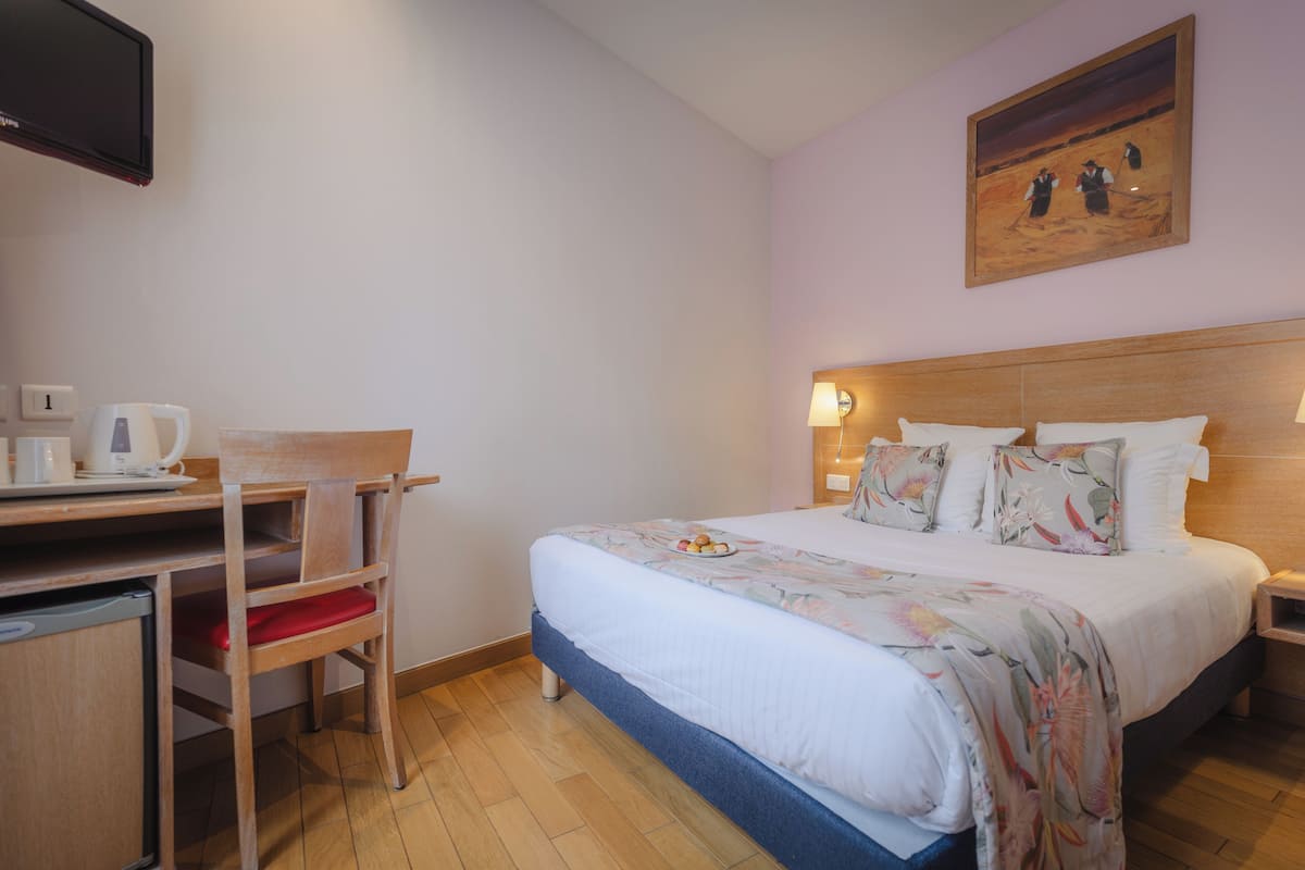 Habitación tradicional | Minibar, caja de seguridad en la habitación y decoración personalizada