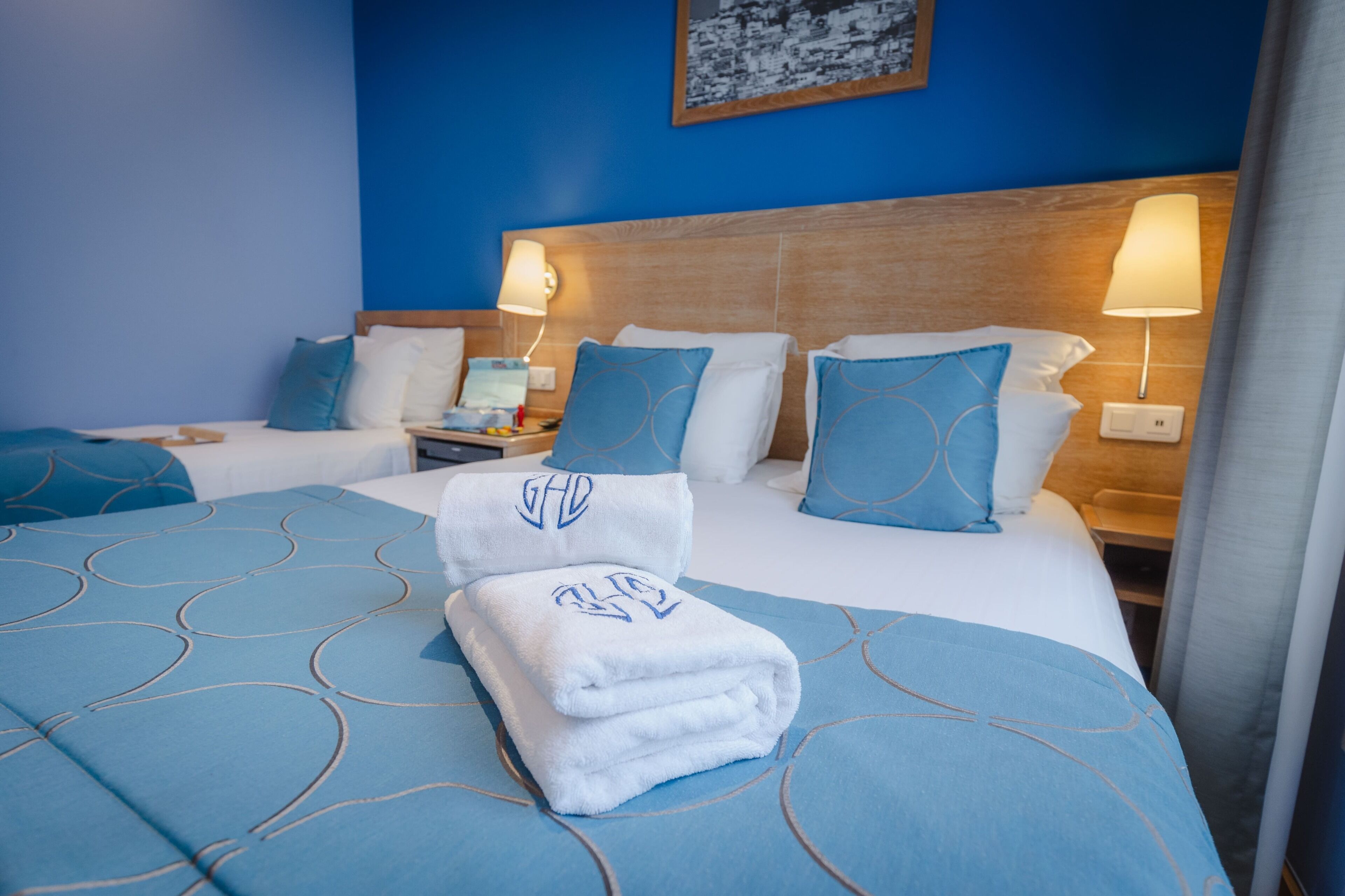 triple room | minibar, in-room safe, individually decorated, individually furnished