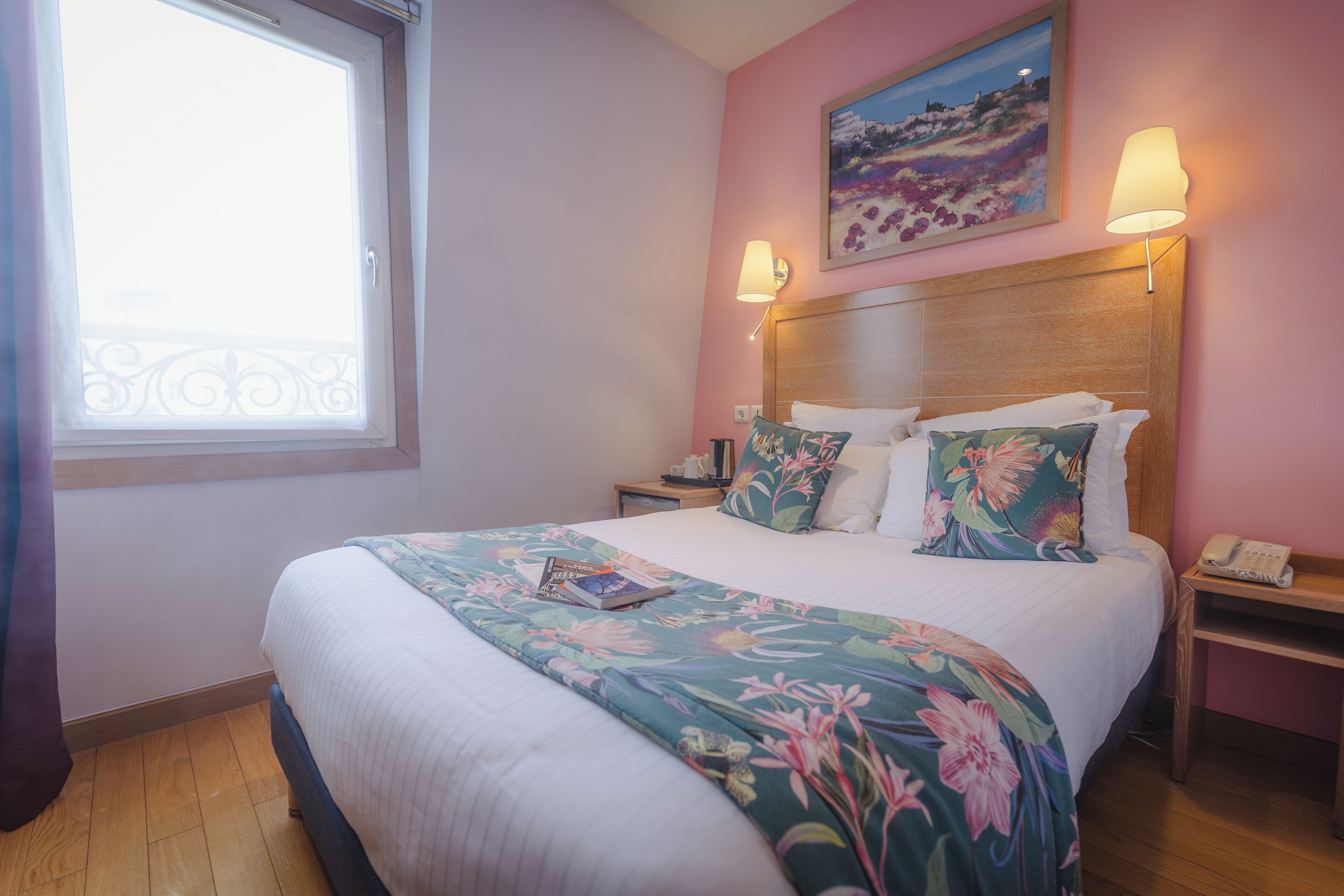 Habitación doble clásica | Minibar, caja de seguridad en la habitación y decoración personalizada 