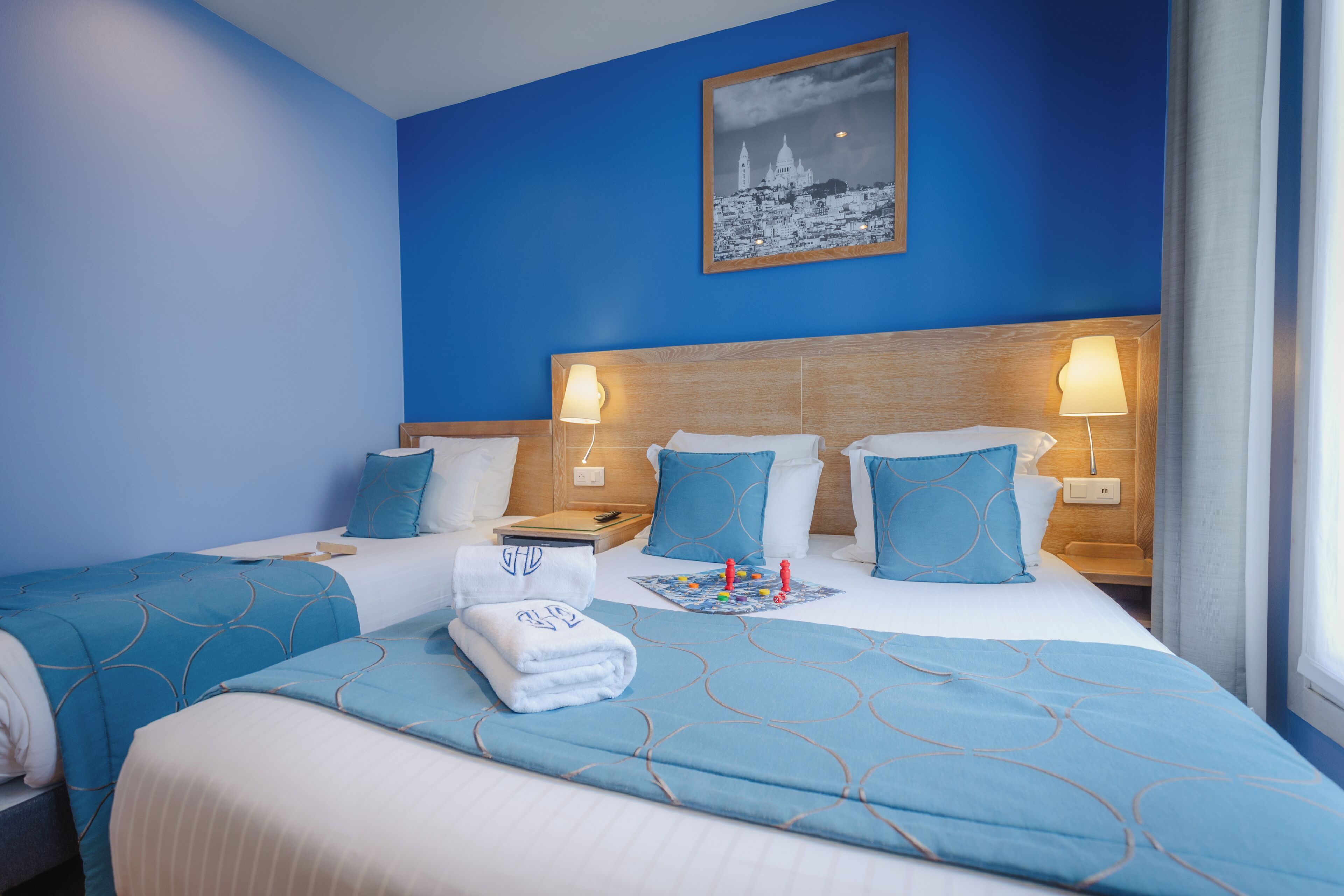 Habitación triple | Minibar, caja de seguridad en la habitación y decoración personalizada 