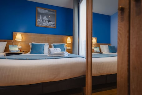 Triple Room | Minibar, in-room safe, individually decorated, individually furnished