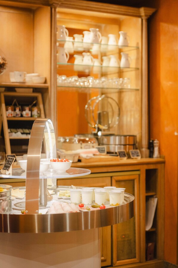 Tägliches Frühstücksbuffet (14 EUR pro Person)