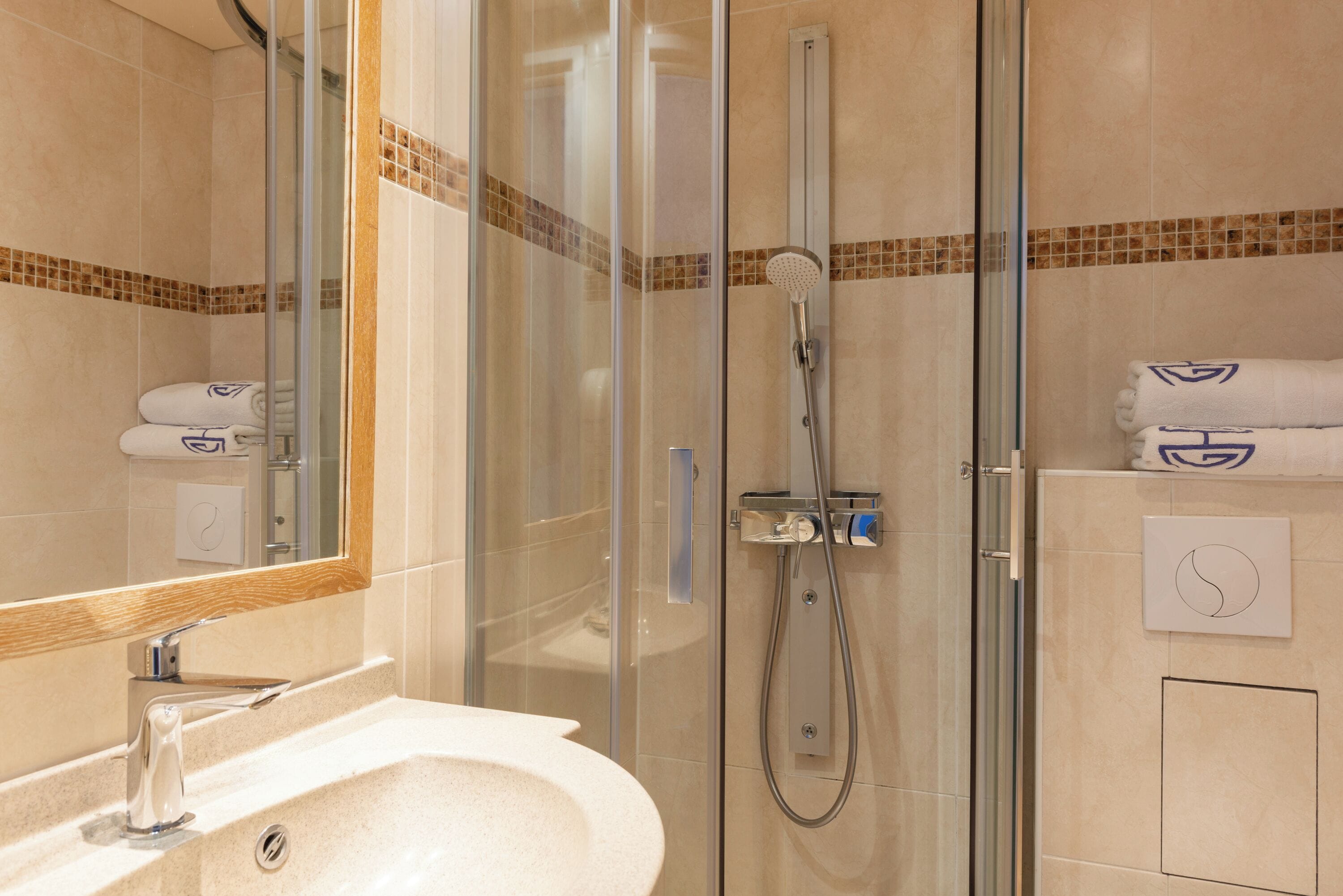 Habitació doble clàssica | Bany | Dutxa, articles de tocador gratuïts, assecador de cabells i tovalloles 