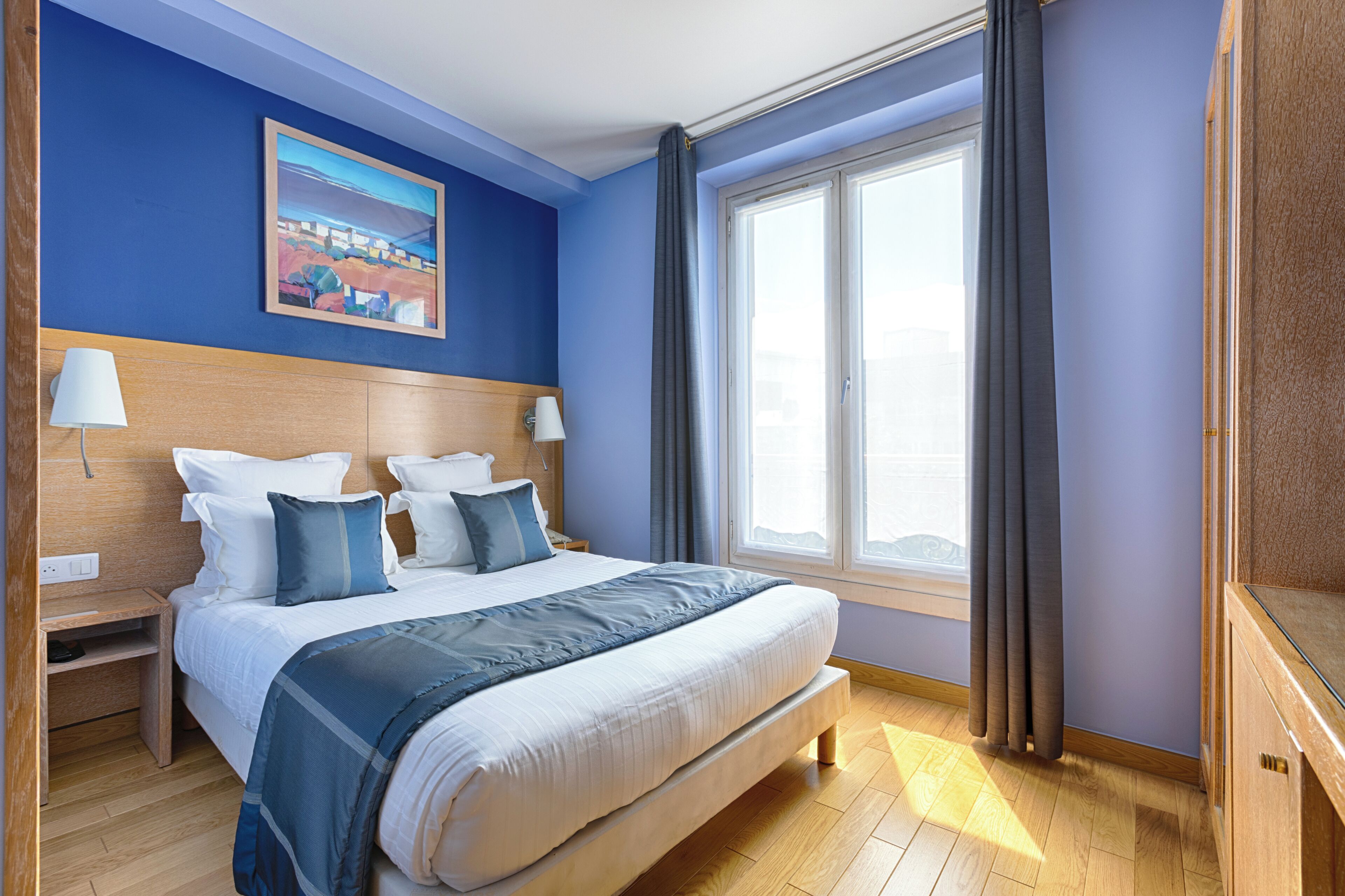 ميني بار وخزنة داخل الغرفة وبديكورات فريدة لكل غرفة وطراز فريد لكل وحدة