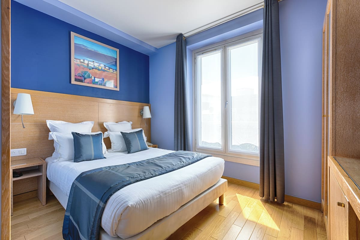 ميني بار وخزنة داخل الغرفة وبديكورات فريدة لكل غرفة وطراز فريد لكل وحدة